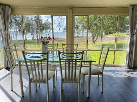 Aircabin - Tuggerawong - Lake Front - 3 Beds House - Accommodation Broadbeach 0