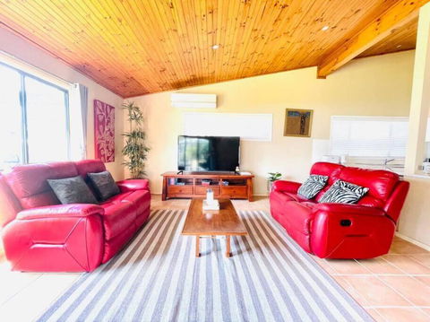Aircabin - Tuggerawong - Lake Front - 3 Beds House - Accommodation Broadbeach 2