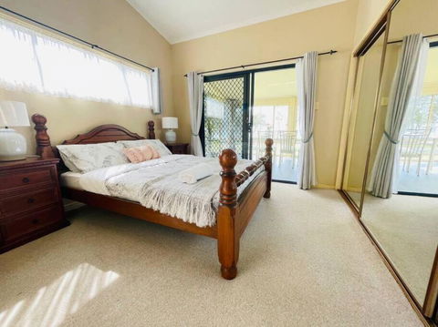 Aircabin - Tuggerawong - Lake Front - 3 Beds House - Accommodation Broadbeach 3