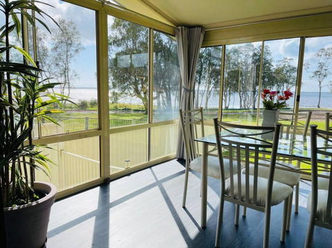 Aircabin - Tuggerawong - Lake Front - 3 Beds House - Accommodation Broadbeach 4