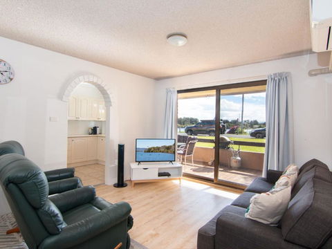 Akuna 3 Ground Floor Opposite Wallis Lake - Accommodation Broadbeach 1