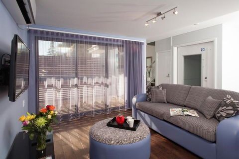 Albany Waves - Accommodation Broadbeach 3