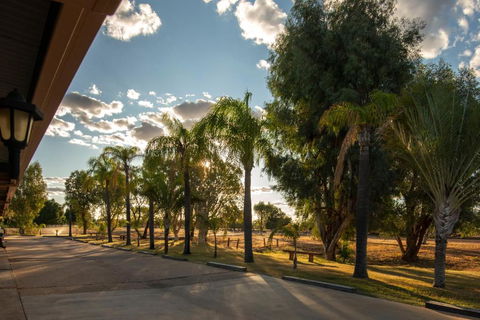 Albert Park Motor Inn-KING BEDS-POOL-SHADED PARKING - Accommodation Broadbeach 2