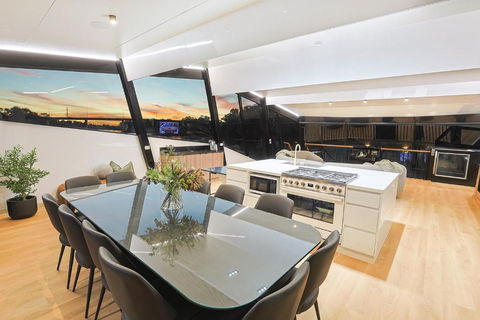 All Seasons Houseboats - Accommodation Broadbeach 3