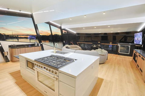 All Seasons Houseboats - Accommodation Broadbeach 4