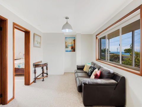 Allawah Beach House - 29 Dalmeny Drive, Kianga - Accommodation Broadbeach 4