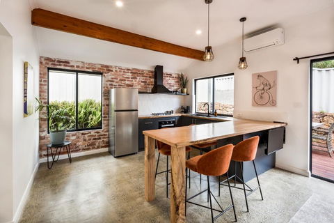 Alley Cats - Accommodation Broadbeach 0