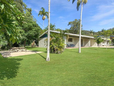 Alma Bay Holiday Unit 2 - Accommodation Broadbeach 0