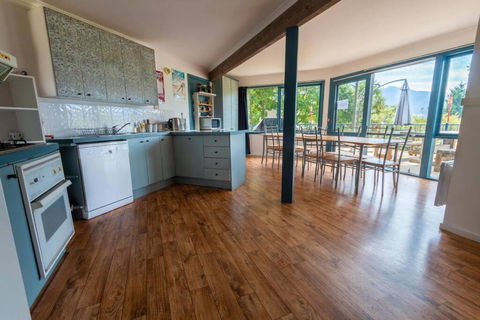 Alpzview Guesthouse - Accommodation Broadbeach 1