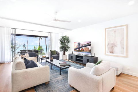 Amaroo - Luxury Apartment Overlooking The Coral Sea - Accommodation Broadbeach 3