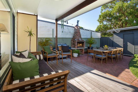 Amaroo - Pet Friendly - 2 Mins Walk To Beach - Outdoor Fireplace - Accommodation Broadbeach 0