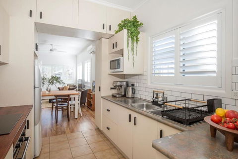 Amaroo - Pet Friendly - 2 Mins Walk To Beach - Outdoor Fireplace - Accommodation Broadbeach 4