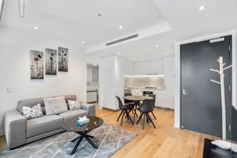 Amazing 1BR Apartment W Pool - Accommodation Broadbeach 1