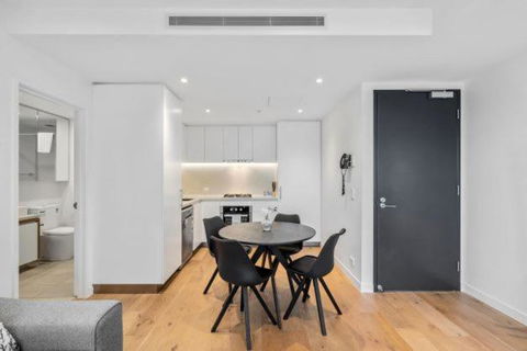 Amazing 1BR Apartment W Pool - Accommodation Broadbeach 2