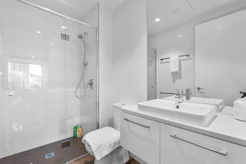 Amazing Bay Views & Spacious In Southbank 2B2B1C - Accommodation Broadbeach 3