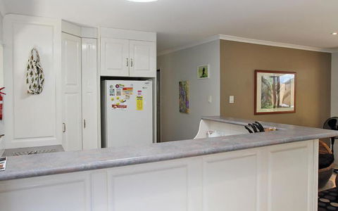 AMITY BEACH BUNGALOW - Accommodation Broadbeach 4