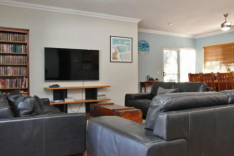AMITY PINES - Accommodation Broadbeach 2