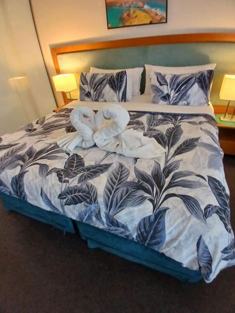 AN OCEAN,BEACHFRONT AND POOL VIEW Apartment 210 - Accommodation Broadbeach 1