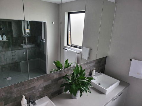 Alogara House, Modern, 6 Bedrooms With Hot Tub And Views - Accommodation Broadbeach 3