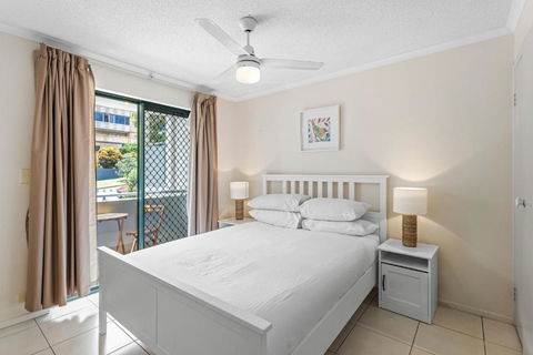 Albion Convenient Hideaway With Parking & Balcony - Accommodation Broadbeach 1