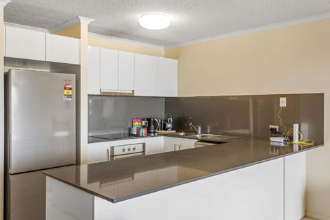 Albion Convenient Hideaway With Parking & Balcony - Accommodation Broadbeach 2