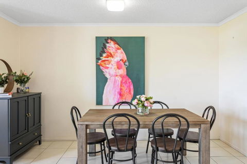 Albion Convenient Hideaway With Parking & Balcony - Accommodation Broadbeach 3