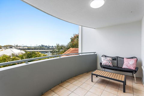 Albion Convenient Hideaway With Parking & Balcony - Accommodation Broadbeach 4