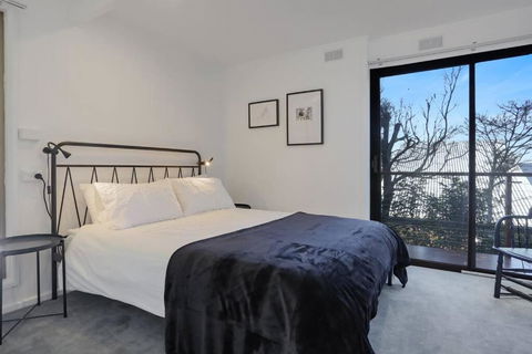 Aqua La Vista - 4 Bedroom Pet Friendly House - Accommodation Broadbeach 2