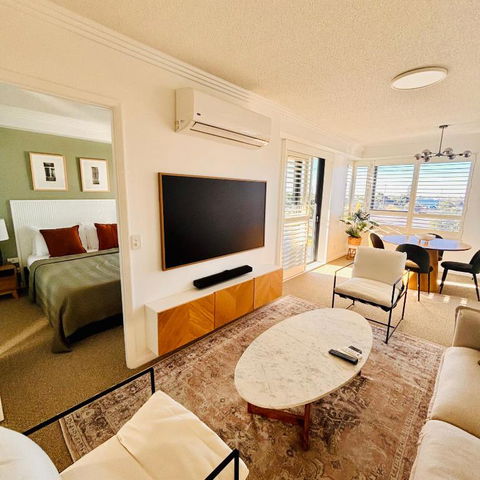 Aqualine Apartments On The Broadwater - Accommodation Broadbeach 3