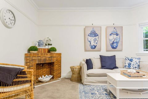 Art Deco Apartment Meters Away From The Beach - Accommodation Broadbeach 1