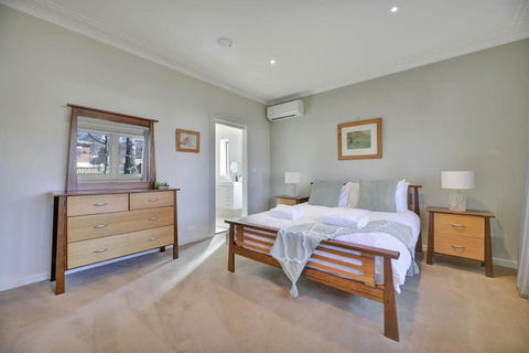 Art House On Anson - Artistic Haven, Spa, Pets - Accommodation Broadbeach 1