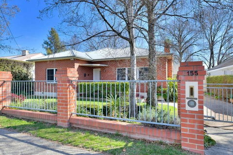 Art House On Anson - Artistic Haven, Spa, Pets - Accommodation Broadbeach 2