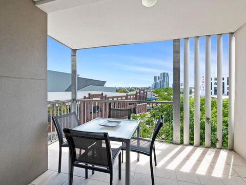 Artsy Destination Compact & Cosy 2 BR Apart At Valley - Accommodation Broadbeach 0