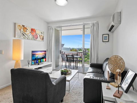 Artsy Destination Compact & Cosy 2 BR Apart At Valley - Accommodation Broadbeach 4
