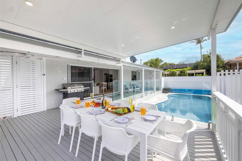 Ash Haven, 19 Ash St - Views, Pool, Air Con, Boat Parking, Wi-Fi - Accommodation Broadbeach 1