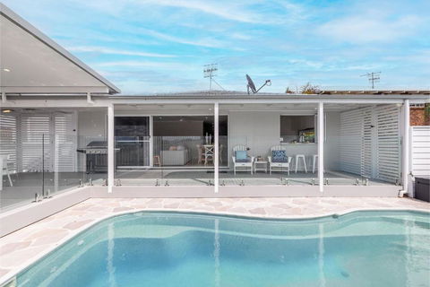 Ash Haven, 19 Ash St - Views, Pool, Air Con, Boat Parking, Wi-Fi - Accommodation Broadbeach 3