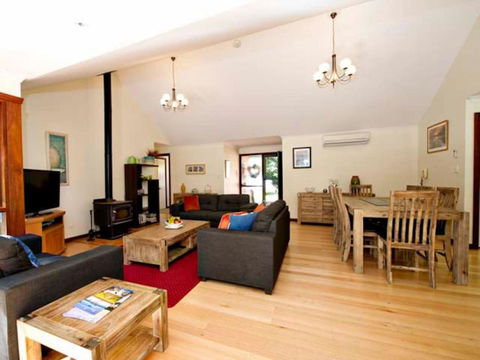 Ashleigh - In Town - Margaret River - Accommodation Broadbeach 1