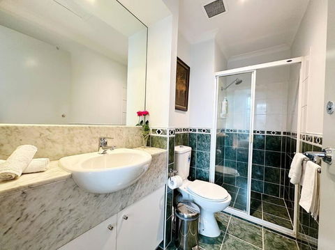 Aspire CBD One Bedroom With Indoor Pool & Parking Available - Accommodation Broadbeach 3