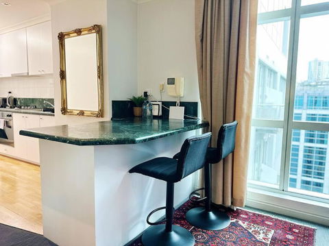 Aspire CBD One Bedroom With Indoor Pool & Parking Available - Accommodation Broadbeach 4