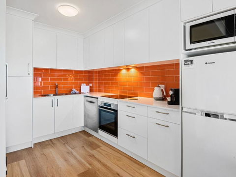 Astrids At Central Park - 2BR L Lake & Mountain Views L Central Location L WiFi - Accommodation Broadbeach 1