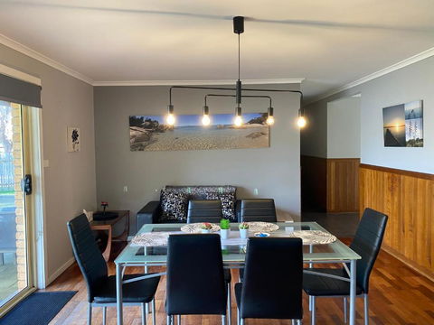 At HOME On HOLMES - Accommodation Broadbeach 3