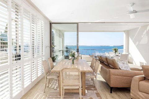 Aura 3 Spectacular Beachside Views - Accommodation Broadbeach 2