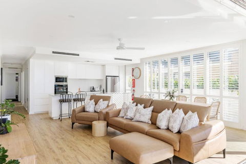 Aura 3 Spectacular Beachside Views - Accommodation Broadbeach 3