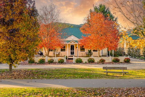 Autumn Beauty - Mountain View Cottage 3 - Accommodation Broadbeach 0