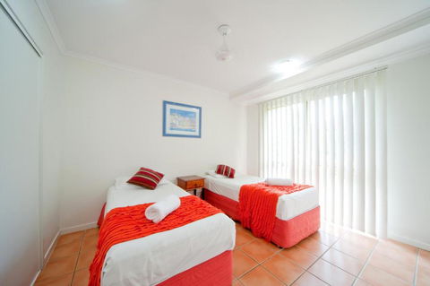 At Beach Court Holiday Villas - Accommodation Broadbeach 3