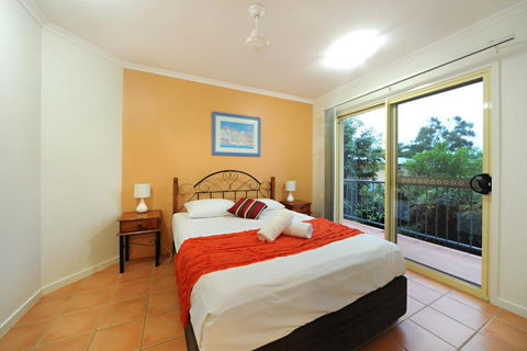 At Beach Court Holiday Villas - Accommodation Broadbeach 2