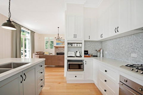 Apollo Bay Oceanview Mountain Retreat, Pet Friendly, EV Station, Fireplace - Accommodation Broadbeach 2