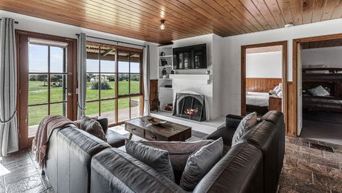 Apollo Bay Cottages- Sabine - Accommodation Broadbeach 0
