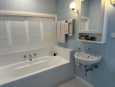 B & B On The Water - Accommodation Broadbeach 2