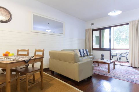 B2 Crawley Apartment 1 BRM & Sleepout Near UWA - Accommodation Broadbeach 1